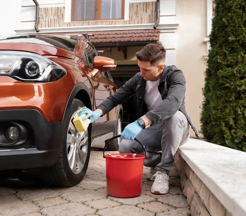 Lavage auto à domicile Camoël : professionnel intervenant sur un véhicule